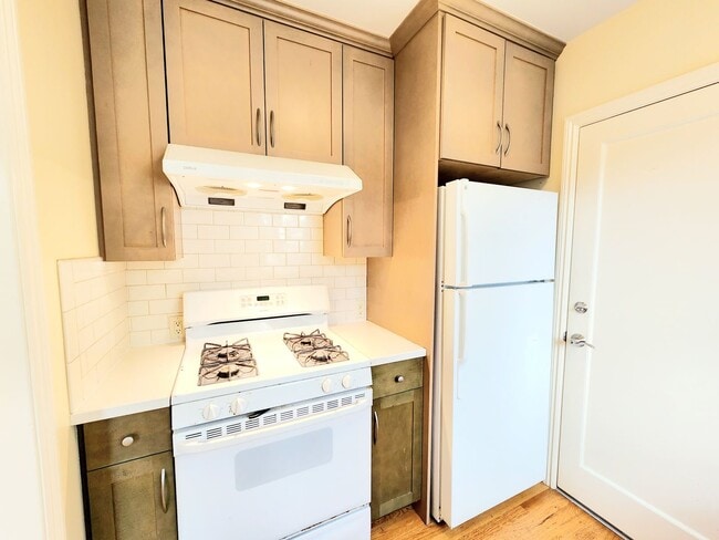 Building Photo - Amazing 1 bedroom with private backyard an...