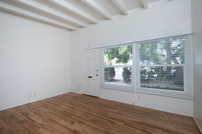 Building Photo - Perfectly Located 2BR in North Pacific Beach w/ Parking