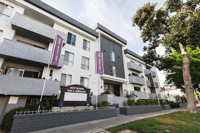 Foto del edificio - 245 South Serrano Ave
