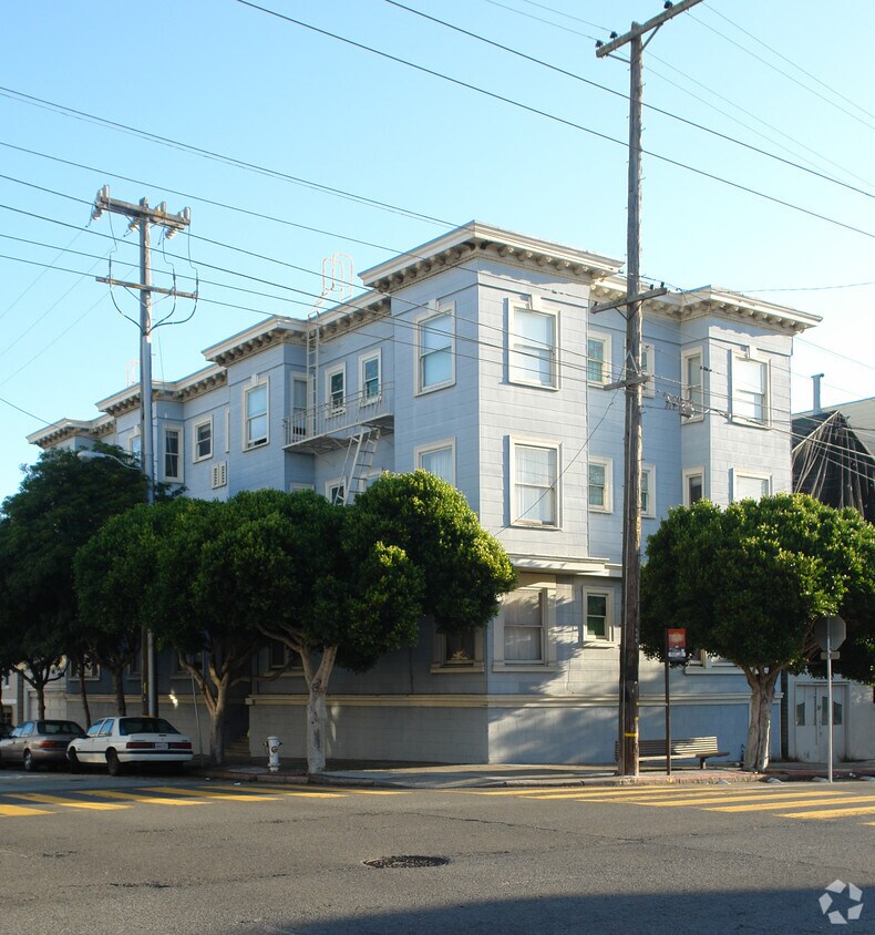 Primary Photo - 590 8th Ave