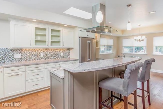 Building Photo - 4 br, 2 bath House - 631 Riverside Avenue