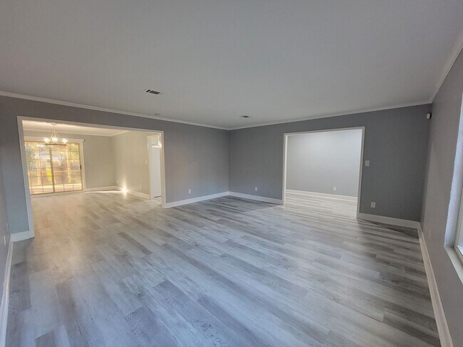 Foto del edificio - 4 bedroom house for rent in NE Tallahassee for $3250 with a 2 car garage, wood floors