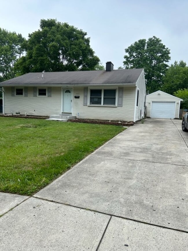 Building Photo - 3 Bedroom Home w/Large Yard and Detached G...
