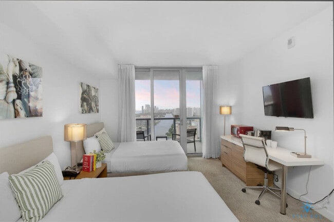 Building Photo - 2602 E Hallandale Beach Blvd