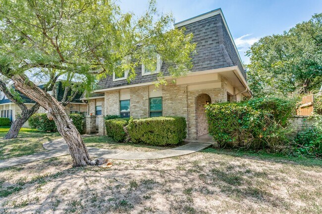 Building Photo - 3-BEDROOM DUPLEX IN ALAMO HEIGHTS ISD