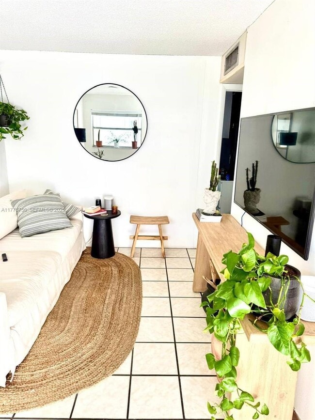 Building Photo - 1580 West Ave