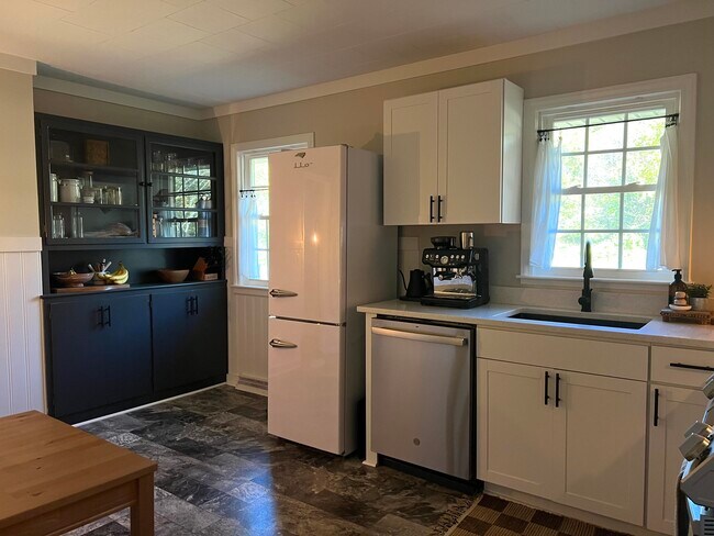 Building Photo - 321 Cedar St