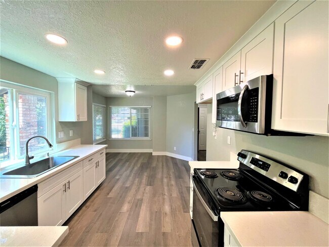 Building Photo - 8061 Dunsmuir Ct