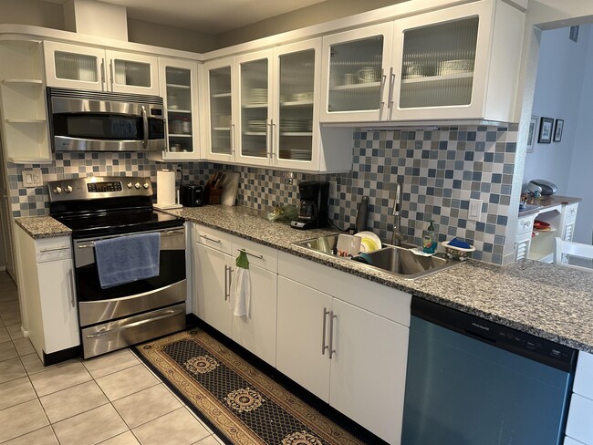 Foto del edificio - 5371 Crestlake Blvd