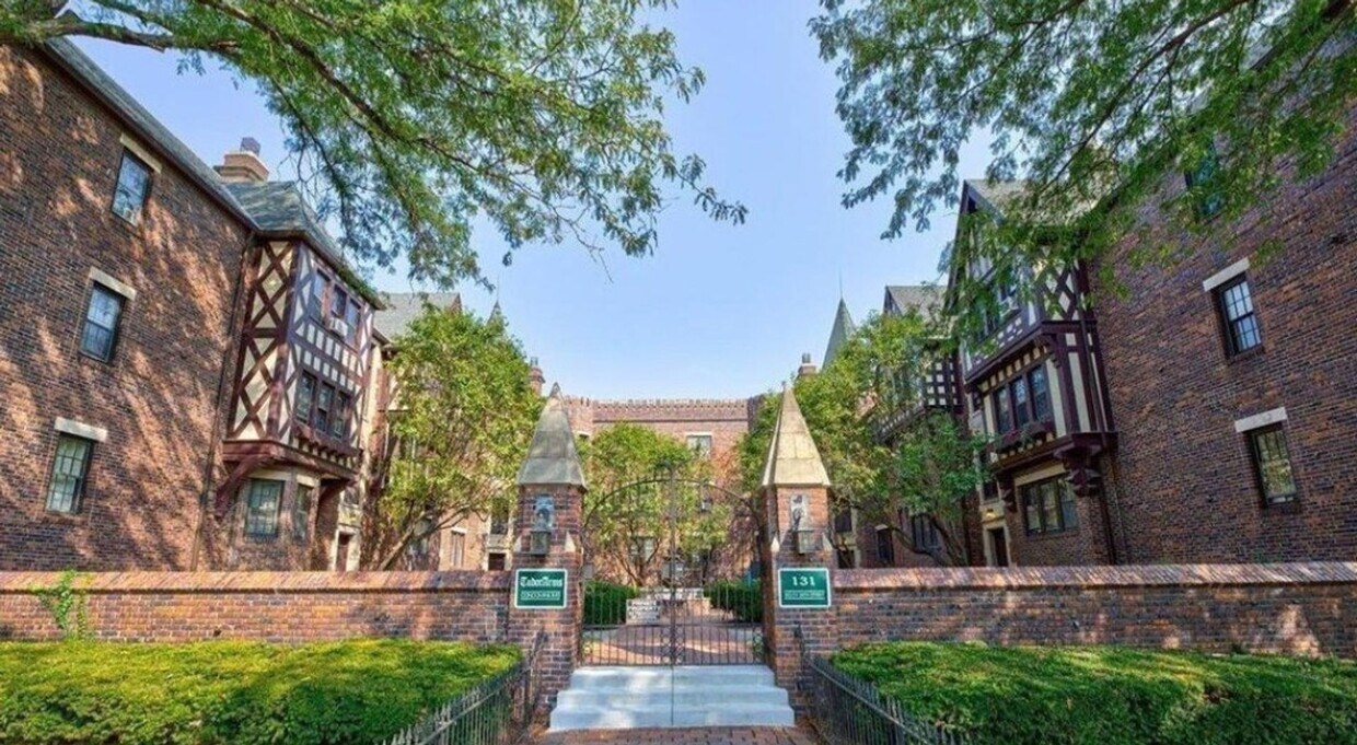 Foto principal - Spacious Two Bedroom Condo in Blackstone!