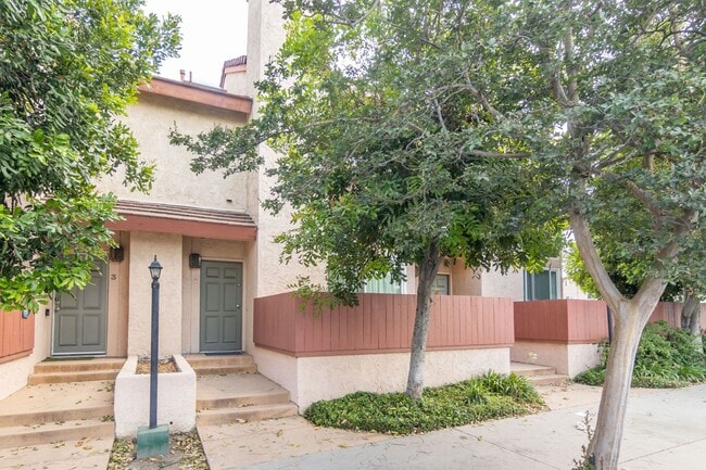 Building Photo - Spacious 3-Bedroom, 3-Bath Tri-Level Townh...