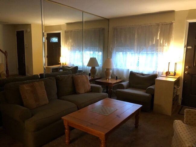 Building Photo - Cozy Three-Bedroom West Hills Townhome w/ ...