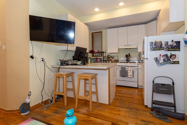 Building Photo - 1305 N Greenview Ave