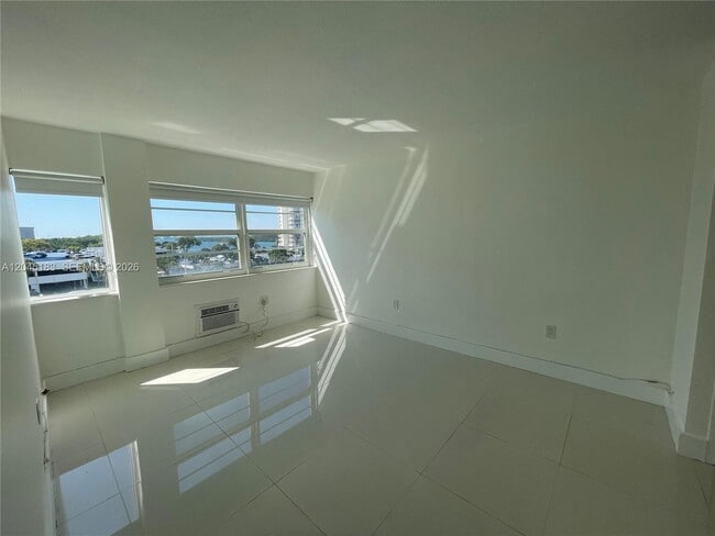 Foto del edificio - 220 Kings Point Dr