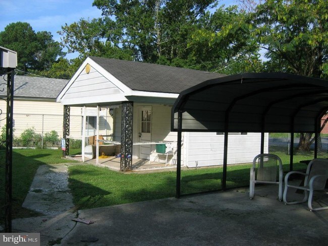 Building Photo - 507 W Appleby Ave