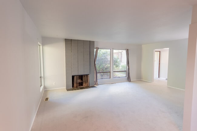 Living Rom - 3525 120th Ave SE