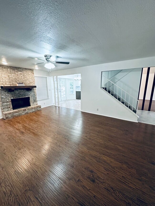 Building Photo - Easy access to Ft. Sam, downtown