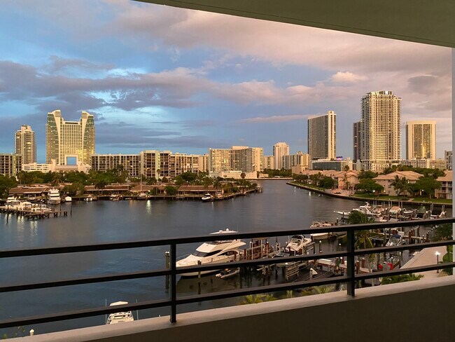 Foto del edificio - 500 Three Islands Blvd