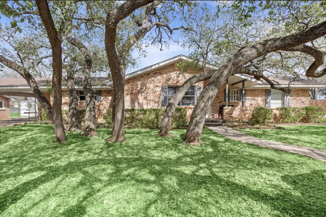 Foto del edificio - Charming Oak-Shaded Retreat in Woodway’s Coveted Bird Streets with Versatile Living Spaces & Work...