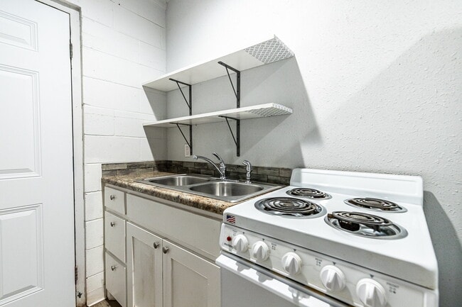 Building Photo - 1 Bedroom with Private Yard