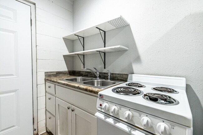 Foto del edificio - 1 Bedroom with Private Yard