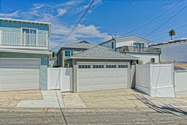 Building Photo - Completely Remodeled, Bright & Airy 3BR2BA...