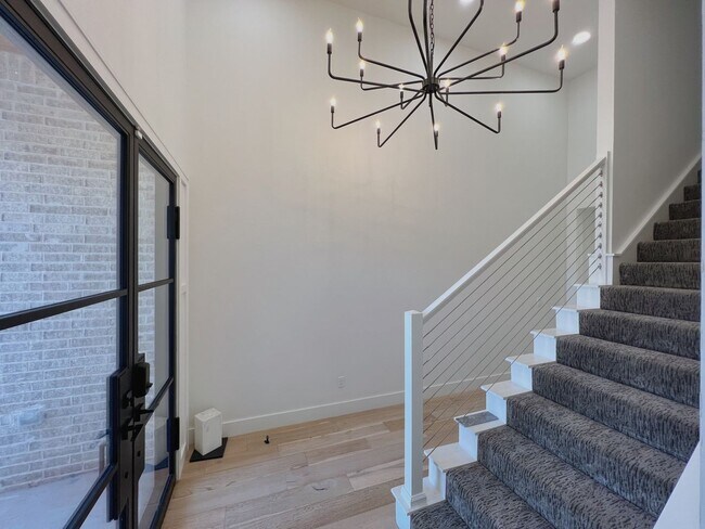 Building Photo - Modern elegance meets spacious living!