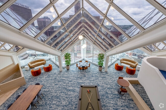 Salón Sky - 7 West 7th Apartments