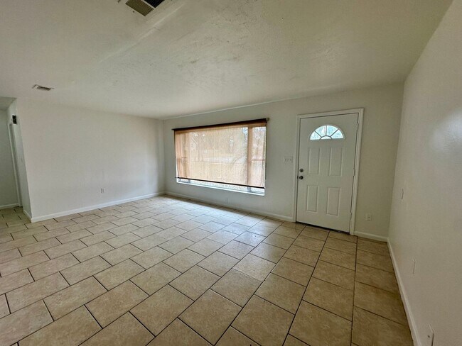 Building Photo - Charming 3-Bedroom, 1.5-Bathroom Home with Stunning Lake Views