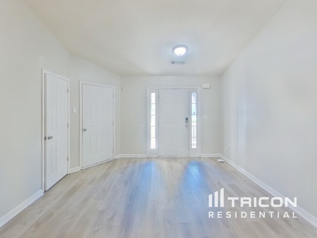 Building Photo - 2177 Red Oak Cir