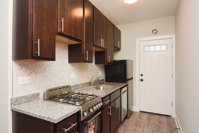 Foto del edificio - 735 W Brompton Ave