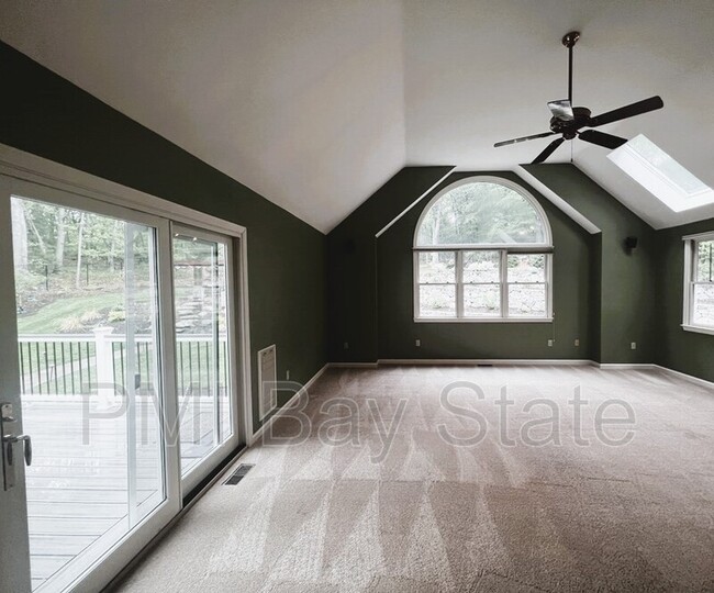 Building Photo - 235 Mellen St