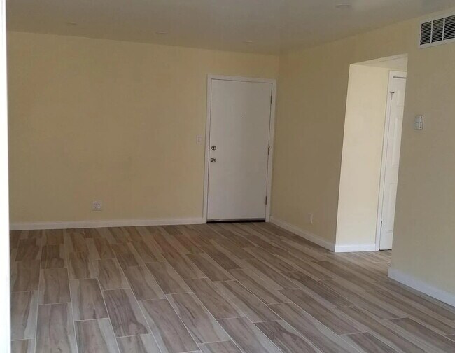 Foto del edificio - "Chic 2-Bed, 2-Bath Retreat in Prime Encino Location – 901 Sq Ft of Modern Comfort!"