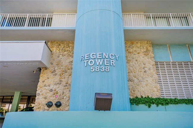 Foto del edificio - 5838 Collins Ave
