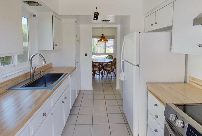 Building Photo - Coming soon! Renovated 3 Bedroom, 2.5 Bath...