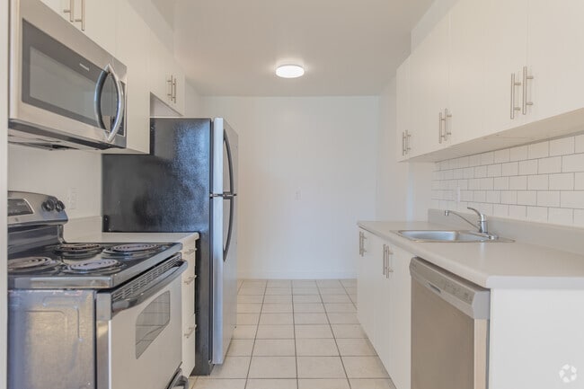 1BR, 1BA - 755SF - Kitchen - 30 Carabob Court