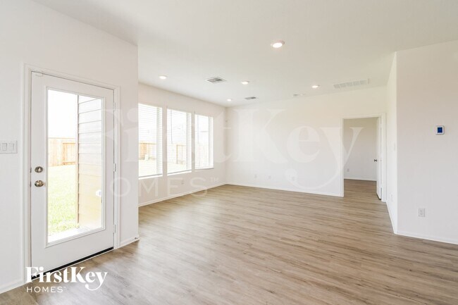 Foto del edificio - 707 Willow Harbor Ln