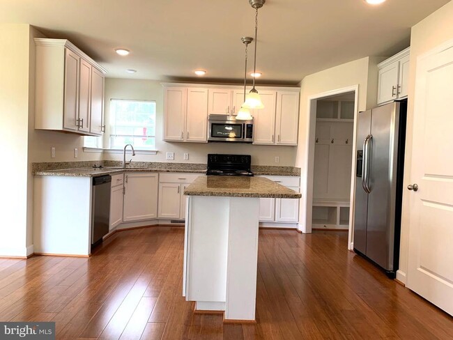 Building Photo - 6922 Lunette Ln