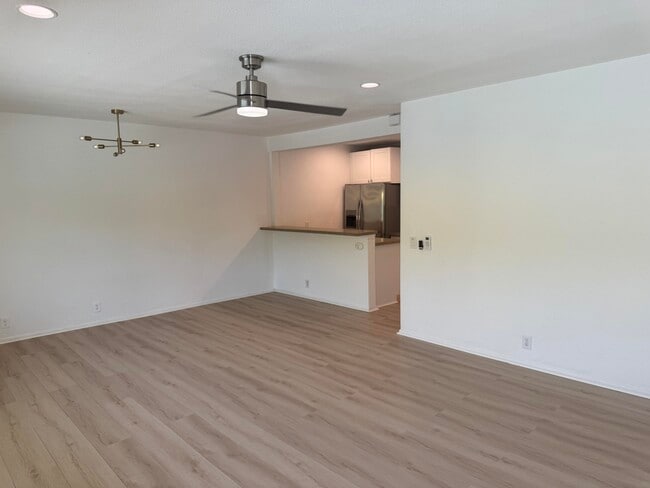 Building Photo - 502 Calle Santa Rosa S