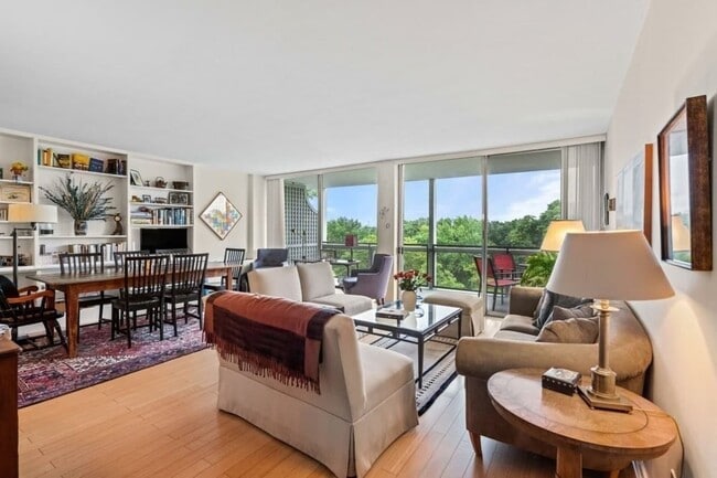 Building Photo - 221 Mt Auburn St