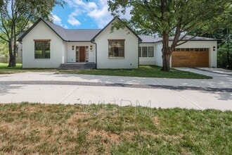 Building Photo - 541 Skyview Dr
