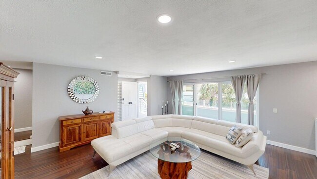 Foto del edificio - Stunning Bayfront 2/2.5 Condo in Montego Court - Available Furnished or Unfurnished