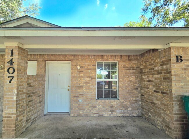 Building Photo - AVAILABLE NOW! (SECTION 8 ACCEPTED)