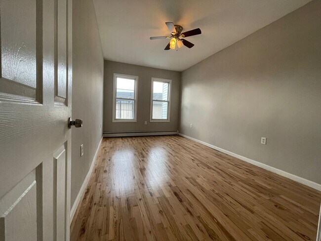 11 Rose Ave 3 - 11 Rose Ave