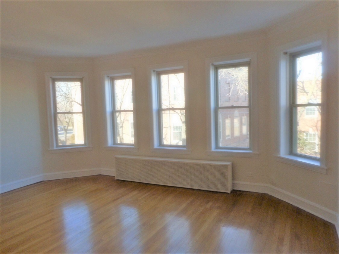 Living Room - 5317 W Giddings St