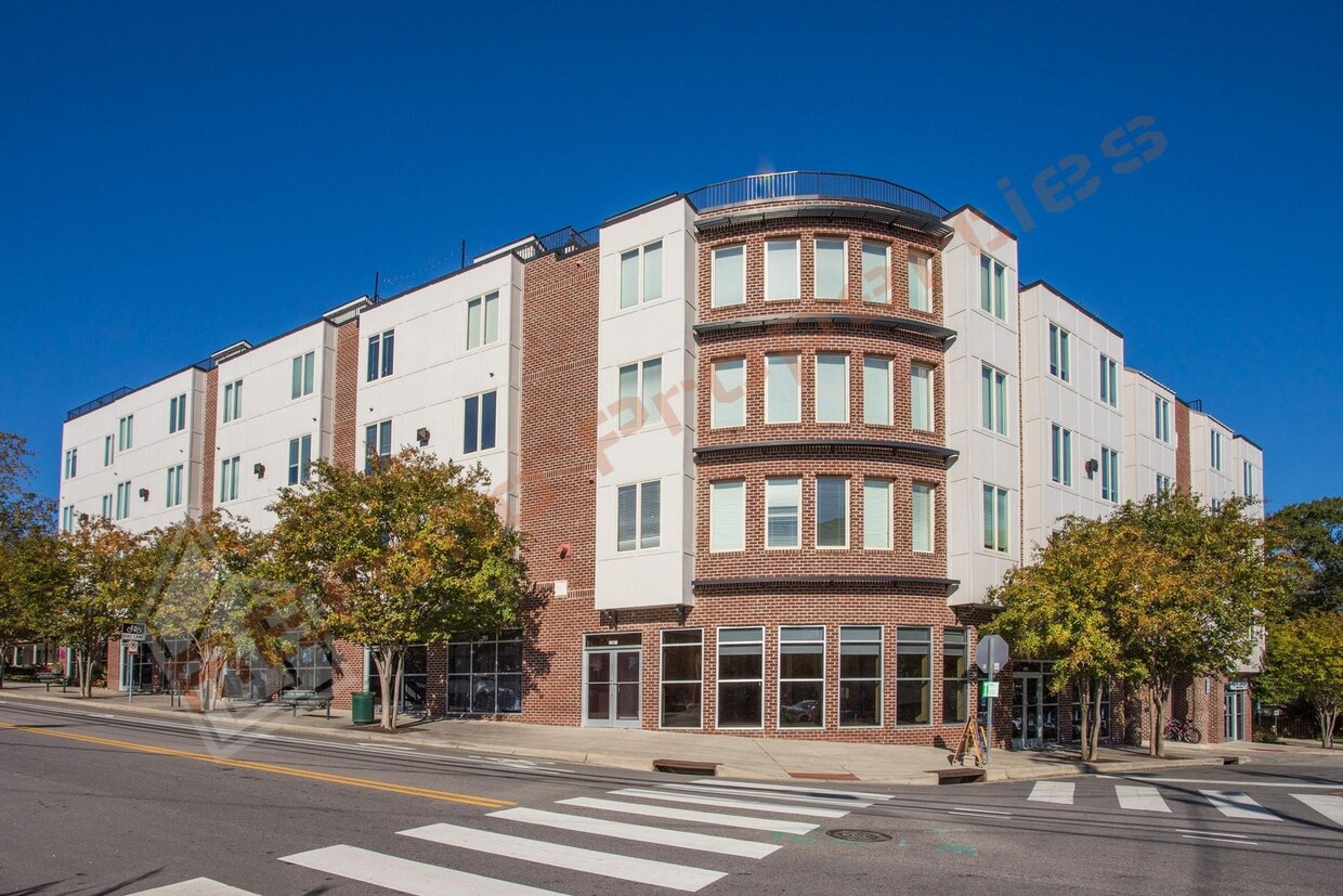 Primary Photo - Bright and Airy! 3rd Floor 1 Bedroom 1 Bat...