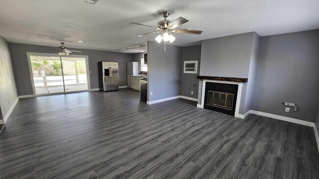 Foto del edificio - AVAILABLE NOW! BEAUTIFUL 3-bedroom, 2-bathroom home in Cathedral City! MOVE IN SPECIAL - HALF OFF...