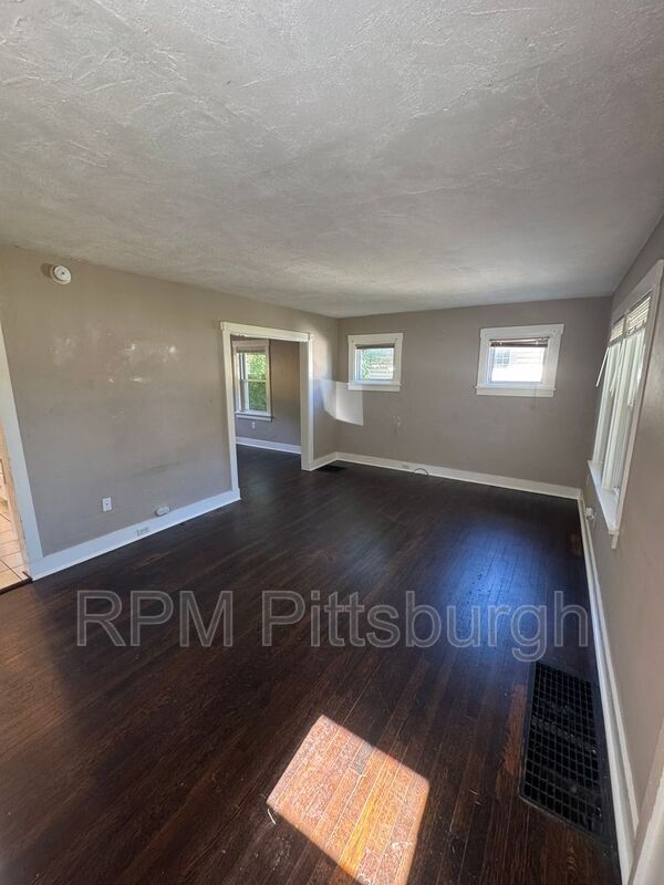 Building Photo - 249 Elwyn Ave