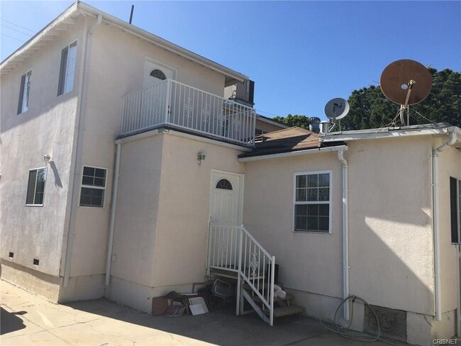 Building Photo - 10832 Encino Ave