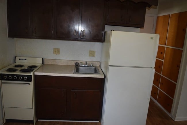 Building Photo - One Bedroom Apartment